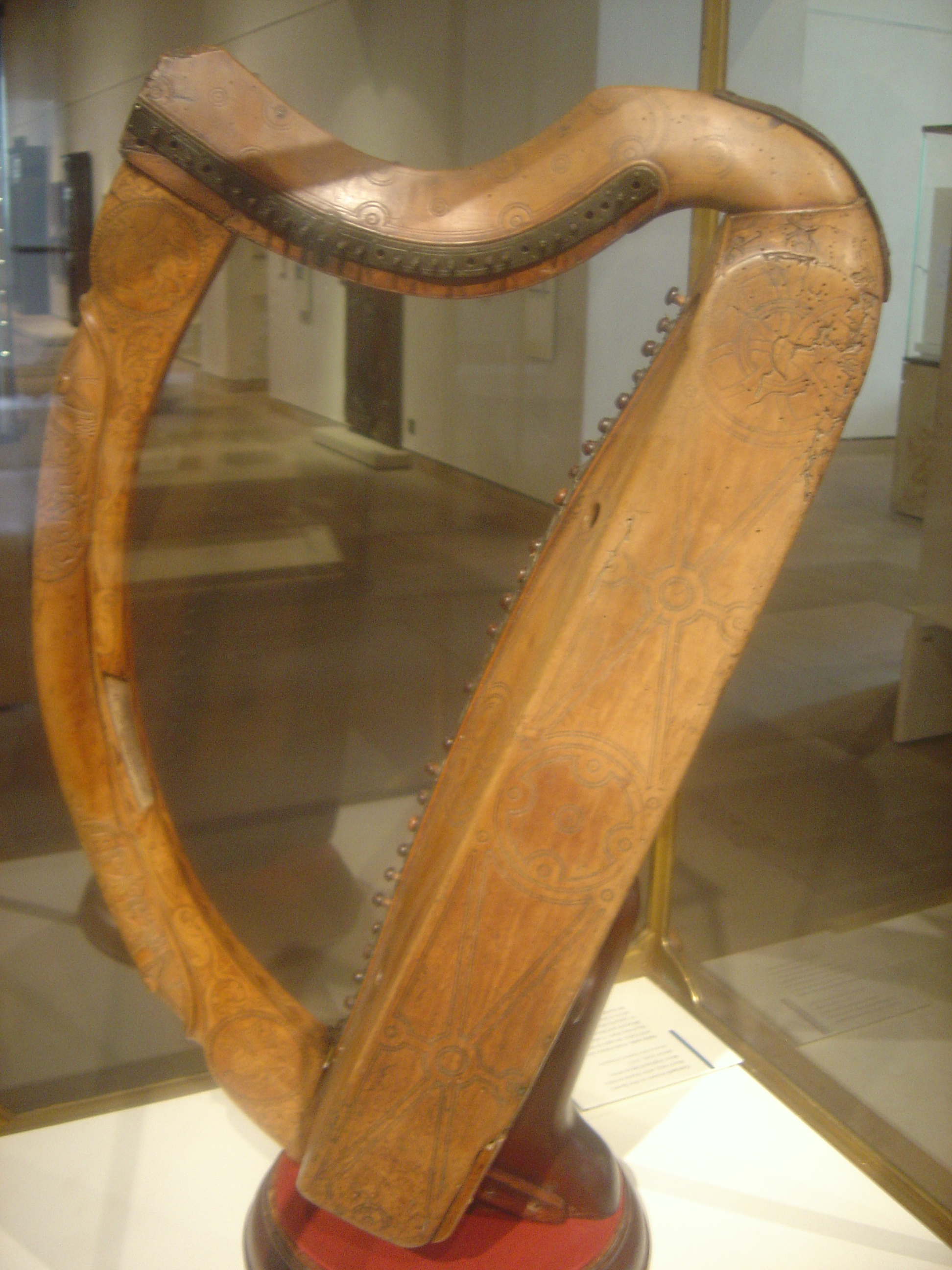 http://upload.wikimedia.org/wikipedia/commons/9/9a/Celtic_harp_dsc05425.jpg