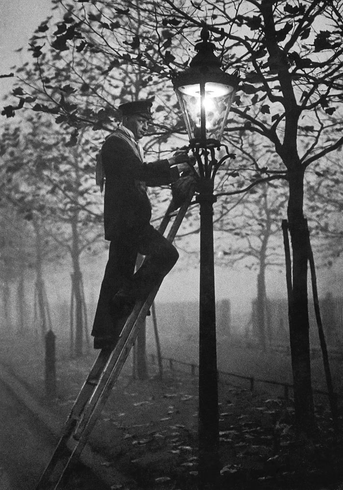 http://www.dominicanablog.com/wp-content/uploads/2012/04/Lamplighter-England-1930-full.jpg