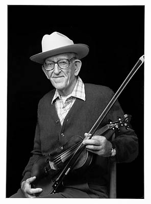 http://www.wvculture.org/goldenseal/Vandalia2k/erniecarpenter.jpg